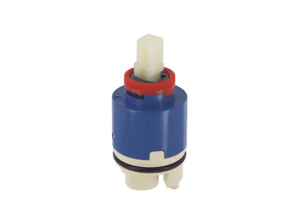 Kartusche in blauer und roter Farbgebung, typischerweise verwendet in Armaturen, bietet Produkte der Marke Ideal Standard eine passende Lösung für Wasserhähne.
